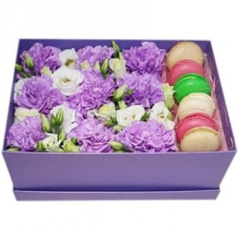 Фиолетовые гвоздики в коробке